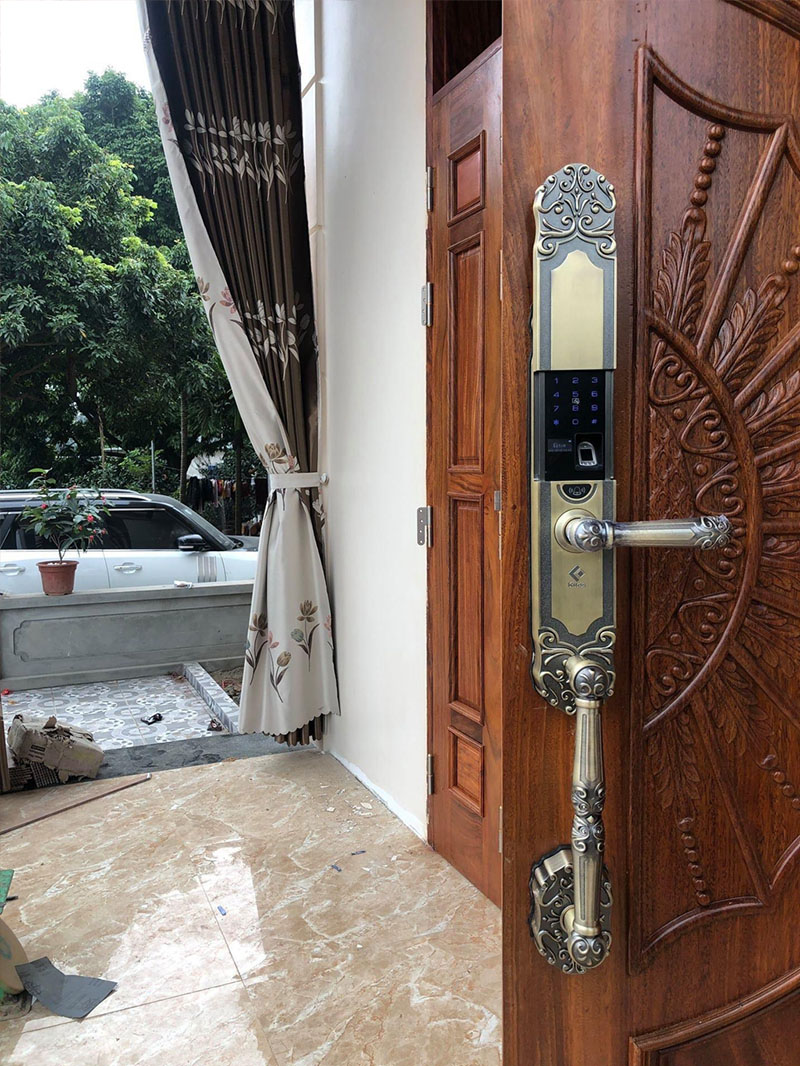 Hình ảnh thực tế lắp đặt khóa Kitos KT-C500 đồng xanh 1